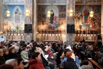 Fedeli raccolti in preghiera durante una celebrazione eucaristica