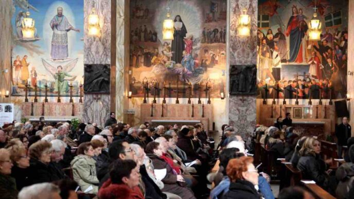 Fedeli raccolti in preghiera durante una celebrazione eucaristica