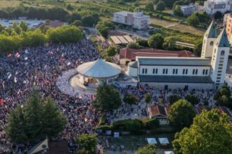La fede cristiana non si esaurisce nell’adempimento dei riti religiosi. Non si limita alla partecipazione alla messa, alla recita delle preghiere o alla celebrazione dei sacramenti