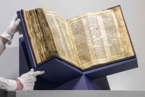 Un antico manoscritto, smembrato secoli fa e disperso in tutta Europa, torna a parlare grazie a tecniche moderne. Non aggiunge nuovi contenuti alla Scrittura, ma aiuta a capire come è stata custodita e tramandata nel tempo.