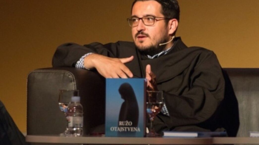 Perdere un figlio prima di vederlo nascere lascia una ferita che non si può spiegare facilmente. Una coppia racconta un anno segnato da questo dolore, vissuto dentro una fede che non è venuta meno, ma che ha dovuto fare i conti con una domanda difficile: perché?
