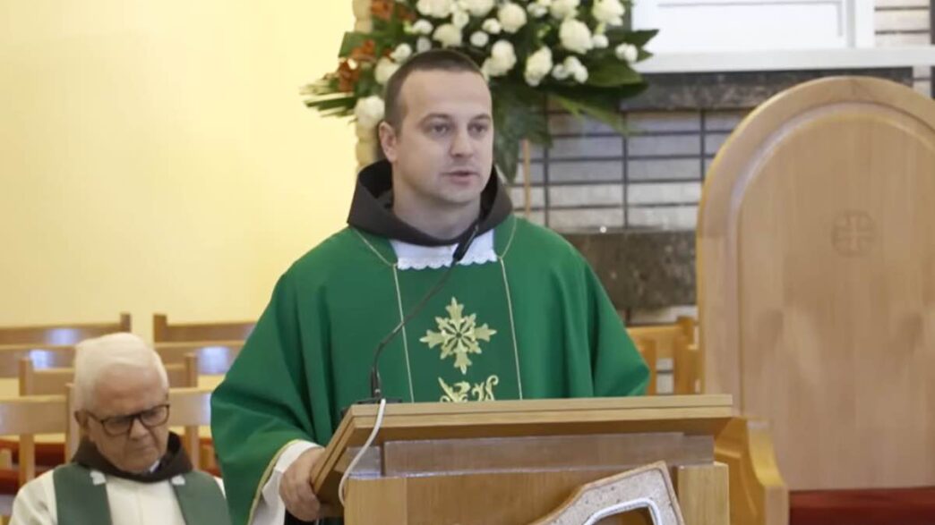 Immagini di Gesù, della Madonna o di qualche santo accompagnate da frasi che fanno leva sulla paura: “Se scorri senza scrivere Amen, rinneghi Cristo”, oppure “Condividi questa preghiera e riceverai una grazia entro 24 ore”