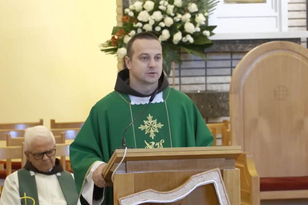 Immagini di Gesù, della Madonna o di qualche santo accompagnate da frasi che fanno leva sulla paura: “Se scorri senza scrivere Amen, rinneghi Cristo”, oppure “Condividi questa preghiera e riceverai una grazia entro 24 ore”