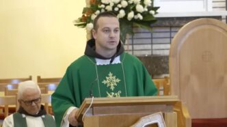 Immagini di Gesù, della Madonna o di qualche santo accompagnate da frasi che fanno leva sulla paura: “Se scorri senza scrivere Amen, rinneghi Cristo”, oppure “Condividi questa preghiera e riceverai una grazia entro 24 ore”