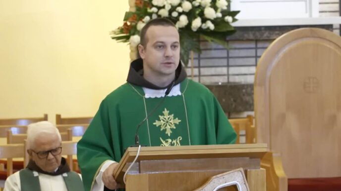 Immagini di Gesù, della Madonna o di qualche santo accompagnate da frasi che fanno leva sulla paura: “Se scorri senza scrivere Amen, rinneghi Cristo”, oppure “Condividi questa preghiera e riceverai una grazia entro 24 ore”