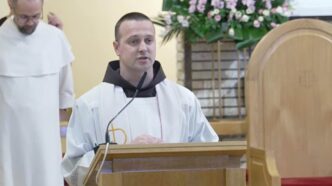 La domanda torna spesso, soprattutto quando si porta dentro una storia familiare difficile. C’è chi teme di pagare colpe non sue, chi parla di maledizioni, chi si sente segnato da ciò che è venuto prima. La risposta della Chiesa è più chiara di quanto si pensi, ma non sempre viene compresa fino in fondo.