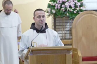 La domanda torna spesso, soprattutto quando si porta dentro una storia familiare difficile. C’è chi teme di pagare colpe non sue, chi parla di maledizioni, chi si sente segnato da ciò che è venuto prima. La risposta della Chiesa è più chiara di quanto si pensi, ma non sempre viene compresa fino in fondo.