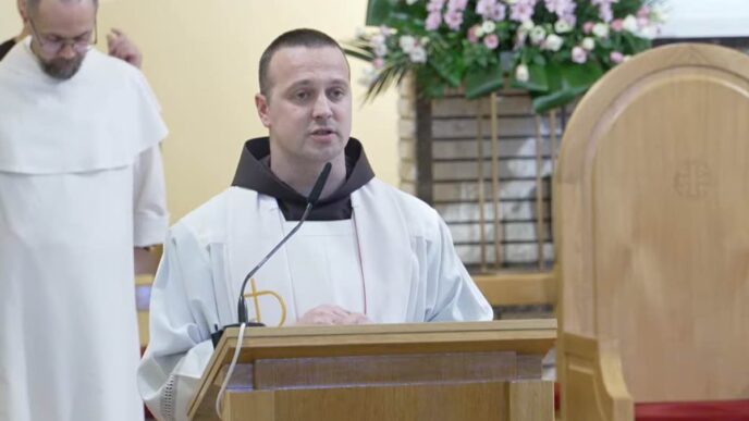 La domanda torna spesso, soprattutto quando si porta dentro una storia familiare difficile. C’è chi teme di pagare colpe non sue, chi parla di maledizioni, chi si sente segnato da ciò che è venuto prima. La risposta della Chiesa è più chiara di quanto si pensi, ma non sempre viene compresa fino in fondo.
