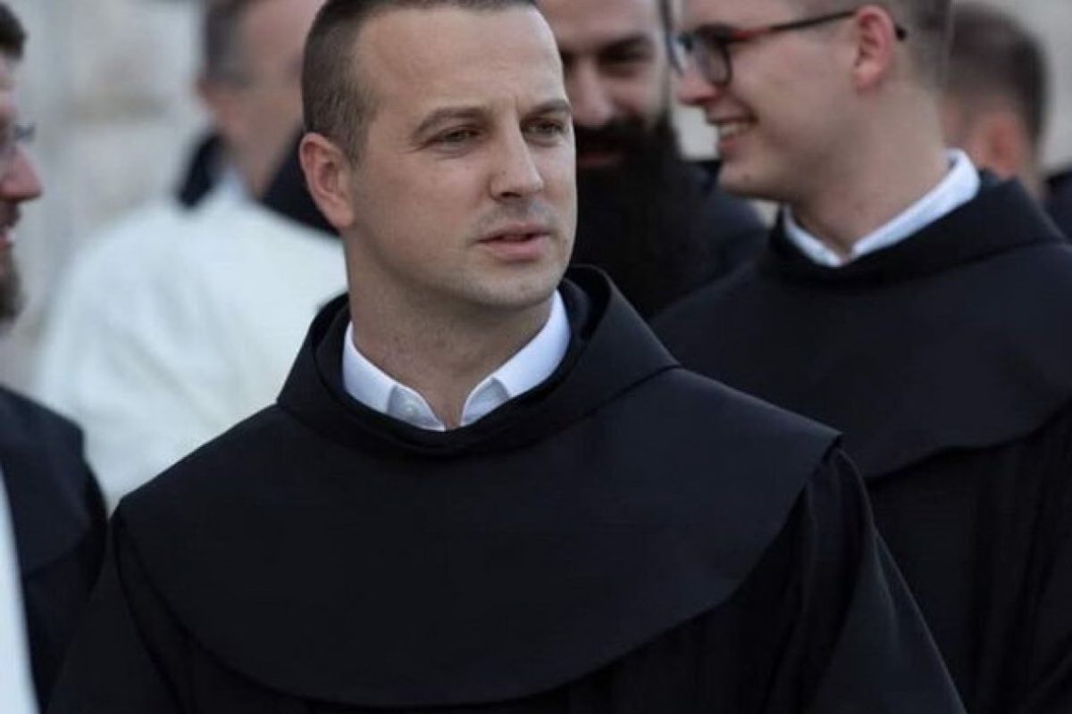 Fra Marin riporta queste situazioni a qualcosa di più concreto. Molte volte si tratta di fragilità interiori, di storie personali segnate da difficoltà, di ambienti che hanno lasciato segni