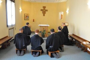 Frati francescani durante la preghiera dei salmi in coro