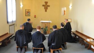 Frati francescani durante la preghiera dei salmi in coro