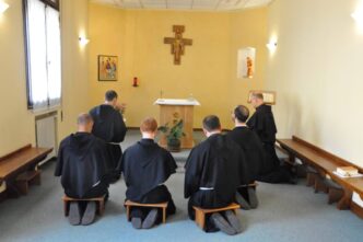 Frati francescani durante la preghiera dei salmi in coro