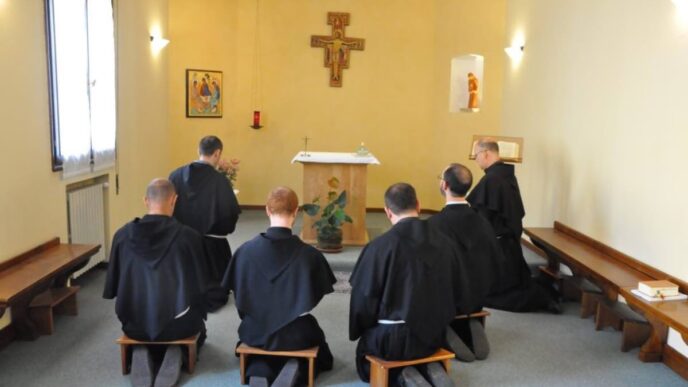 Frati francescani durante la preghiera dei salmi in coro