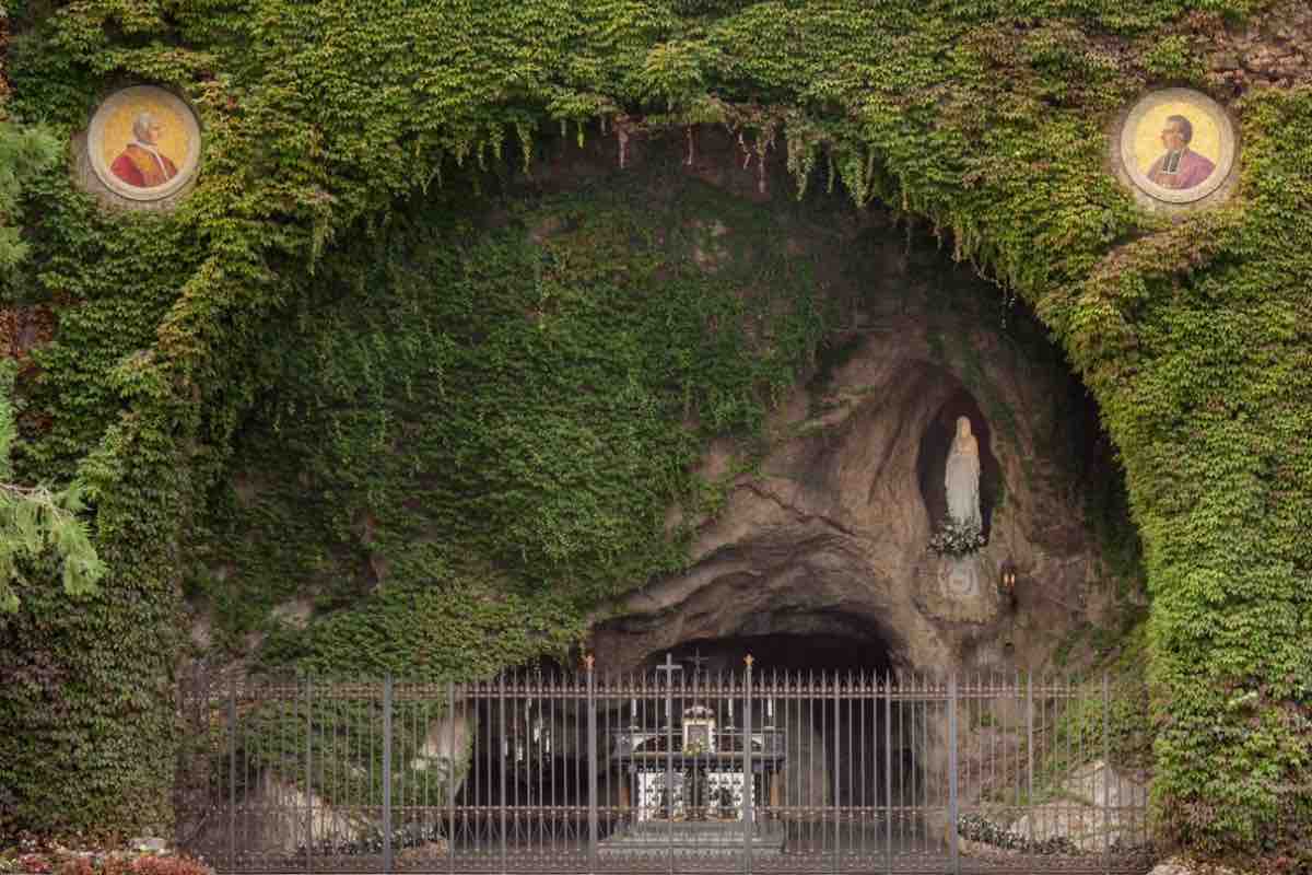 Veduta della Grotta di Nostra Signora di Lourdes nei giardini vaticani