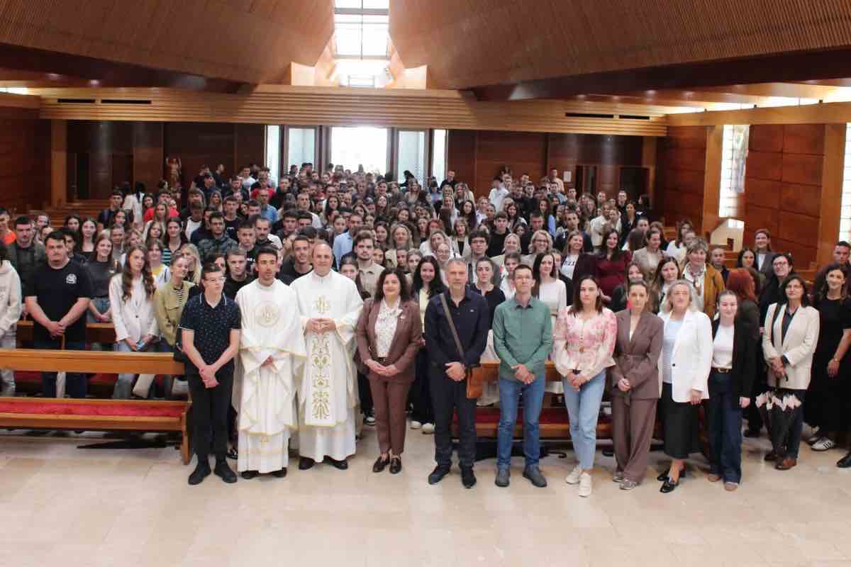 Don Nikola ha rivolto il suo pensiero a ciascun gruppo di diplomati, utilizzando l’esempio del santo per affrontare le sfide e le potenzialità di ciascuna professione
