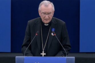 Cardinale Pietro Parolin durante la cerimonia dell'Ordine Europeo al Merito a Strasburgo