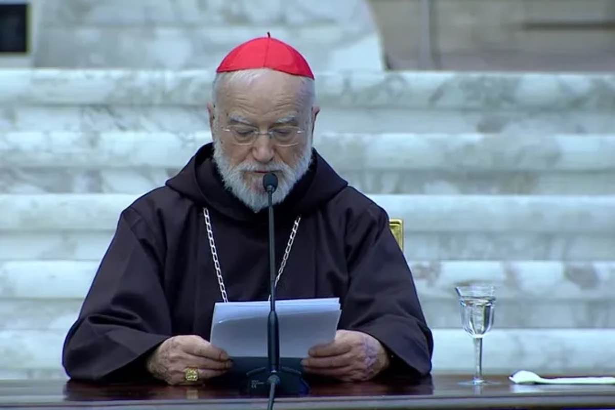 È fondamentale recuperare quel senso di meraviglia eucaristica, come lo definisce il cardinale Raniero Cantalamessa, per immergerci nella profondità di ciò che accade sull’altare. La Messa non è solo un rito da compiere, ma un incontro personale con il Cristo vivo
