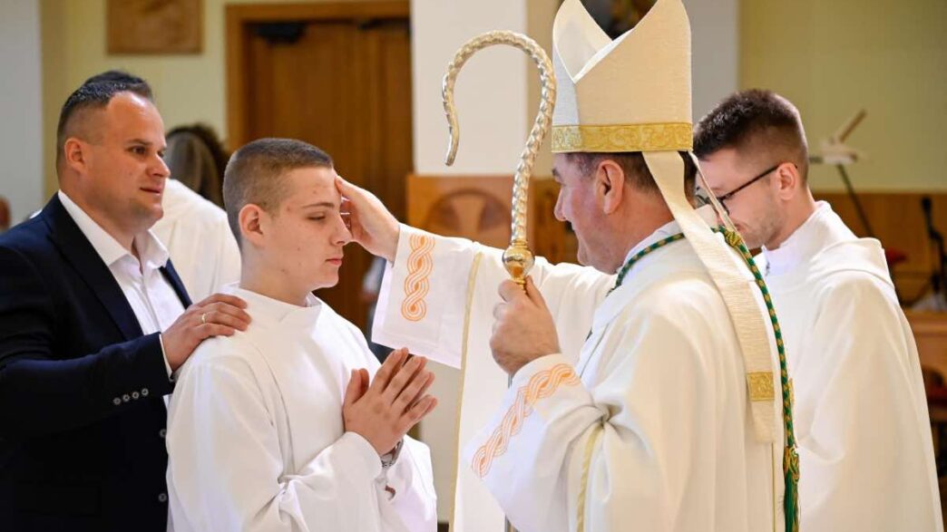 A Medjugorje, durante la celebrazione delle Cresime, il vescovo Petar Palić ha parlato ai ragazzi con parole che difficilmente si sentono nelle omelie più formali