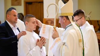 A Medjugorje, durante la celebrazione delle Cresime, il vescovo Petar Palić ha parlato ai ragazzi con parole che difficilmente si sentono nelle omelie più formali