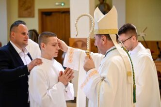 A Medjugorje, durante la celebrazione delle Cresime, il vescovo Petar Palić ha parlato ai ragazzi con parole che difficilmente si sentono nelle omelie più formali