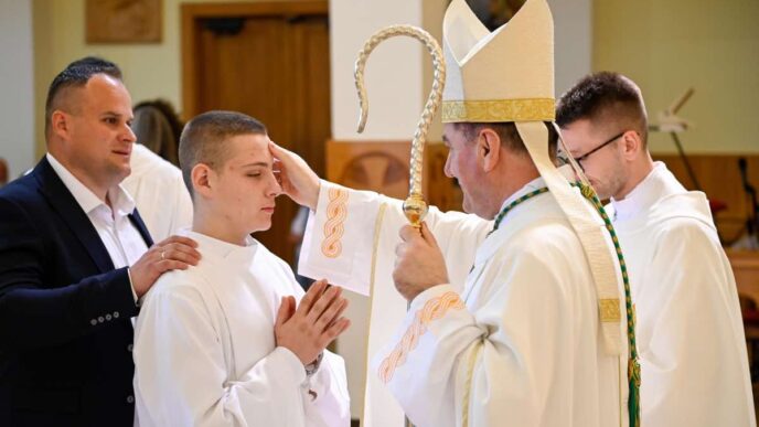 A Medjugorje, durante la celebrazione delle Cresime, il vescovo Petar Palić ha parlato ai ragazzi con parole che difficilmente si sentono nelle omelie più formali