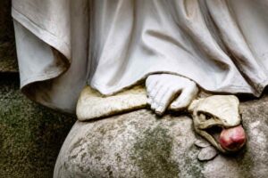 La figura della Vergine Maria, simbolo di purezza e grazia, e il maligno, personificato nel drago dell'Apocalisse, sono protagonisti di questa lotta spirituale