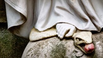 La figura della Vergine Maria, simbolo di purezza e grazia, e il maligno, personificato nel drago dell'Apocalisse, sono protagonisti di questa lotta spirituale