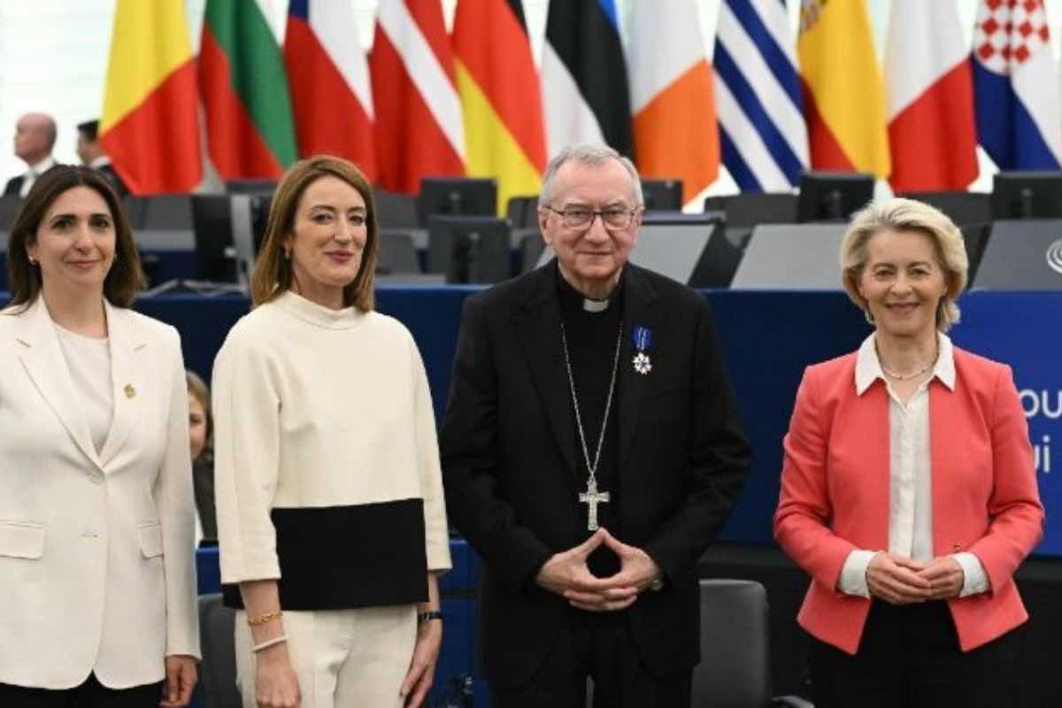 Cardinale Parolin con rappresentanti delle istituzioni europee durante l'evento ufficiale