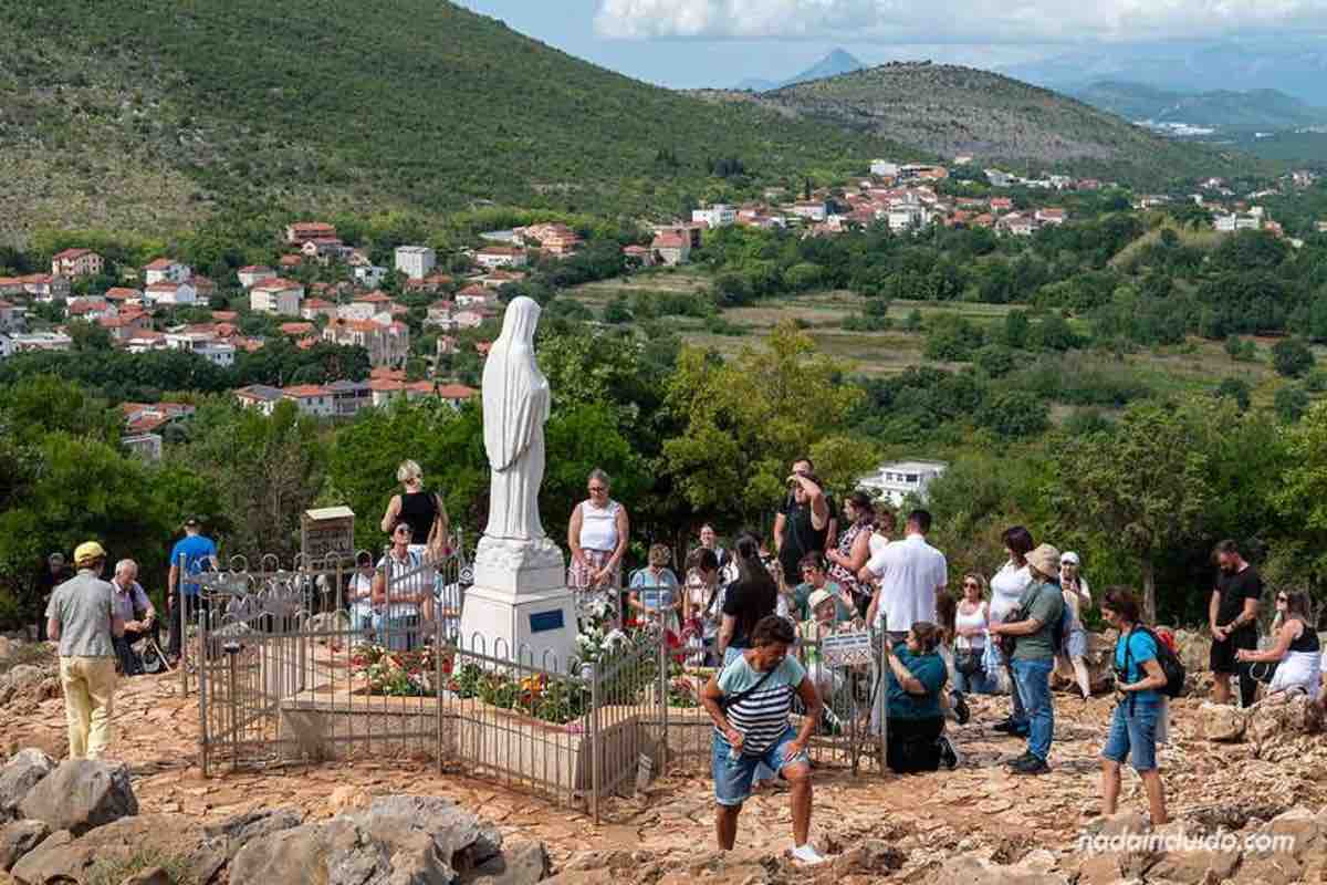  fedeli in preghiera davanti a un'immagine della Vergine Maria
