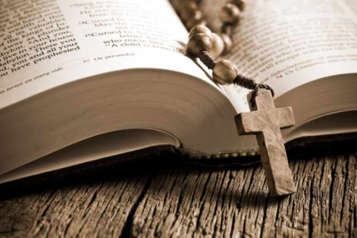 Libri e testi spirituali aperti su un tavolo