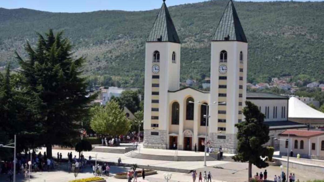 La paura degli incantesimi, delle fatture o delle maledizioni torna fuori spesso, anche tra chi prega. Non è solo curiosità, è inquietudine vera. Da Medjugorje arriva una risposta che non segue quella paura, ma la riporta dentro la fede vissuta ogni giorno.