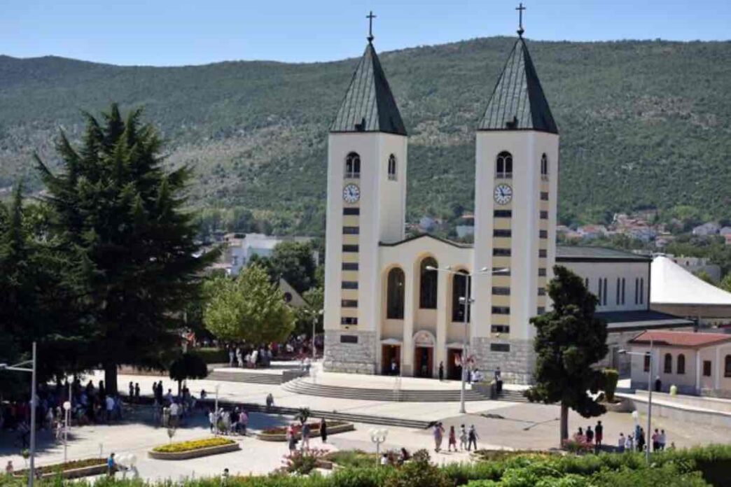 La paura degli incantesimi, delle fatture o delle maledizioni torna fuori spesso, anche tra chi prega. Non è solo curiosità, è inquietudine vera. Da Medjugorje arriva una risposta che non segue quella paura, ma la riporta dentro la fede vissuta ogni giorno.