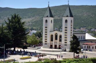 La paura degli incantesimi, delle fatture o delle maledizioni torna fuori spesso, anche tra chi prega. Non è solo curiosità, è inquietudine vera. Da Medjugorje arriva una risposta che non segue quella paura, ma la riporta dentro la fede vissuta ogni giorno.