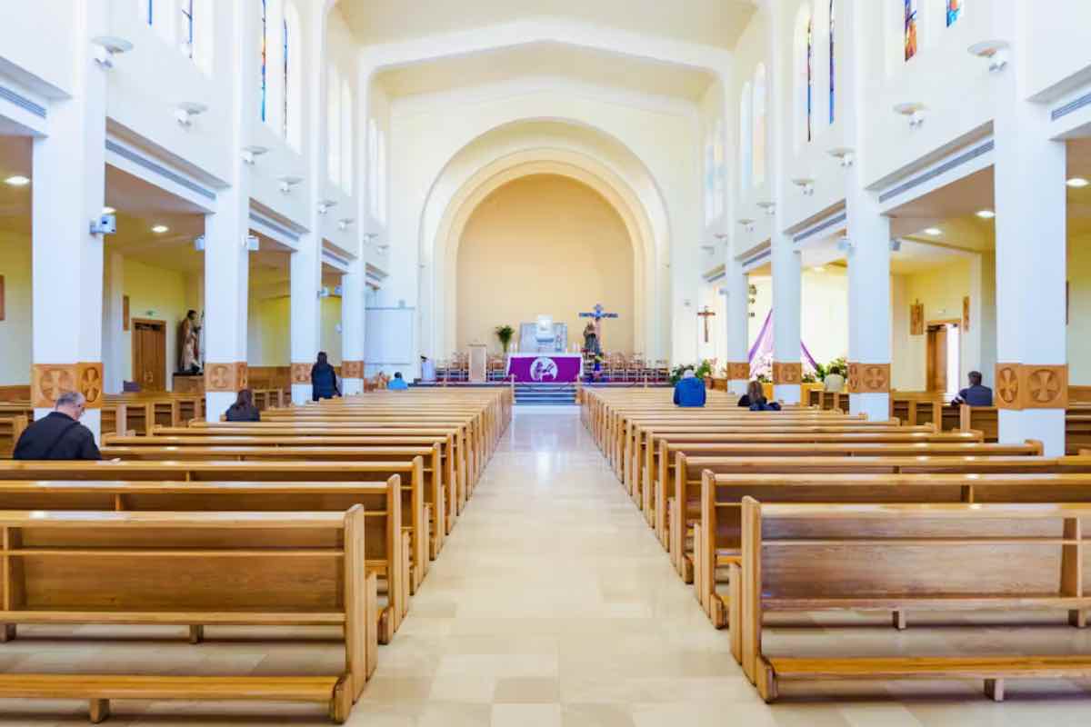 Quando si cerca una via concreta, la risposta non è complicata, ma richiede fedeltà. La vita cristiana ordinaria resta il centro. Confessione, Eucaristia, preghiera.