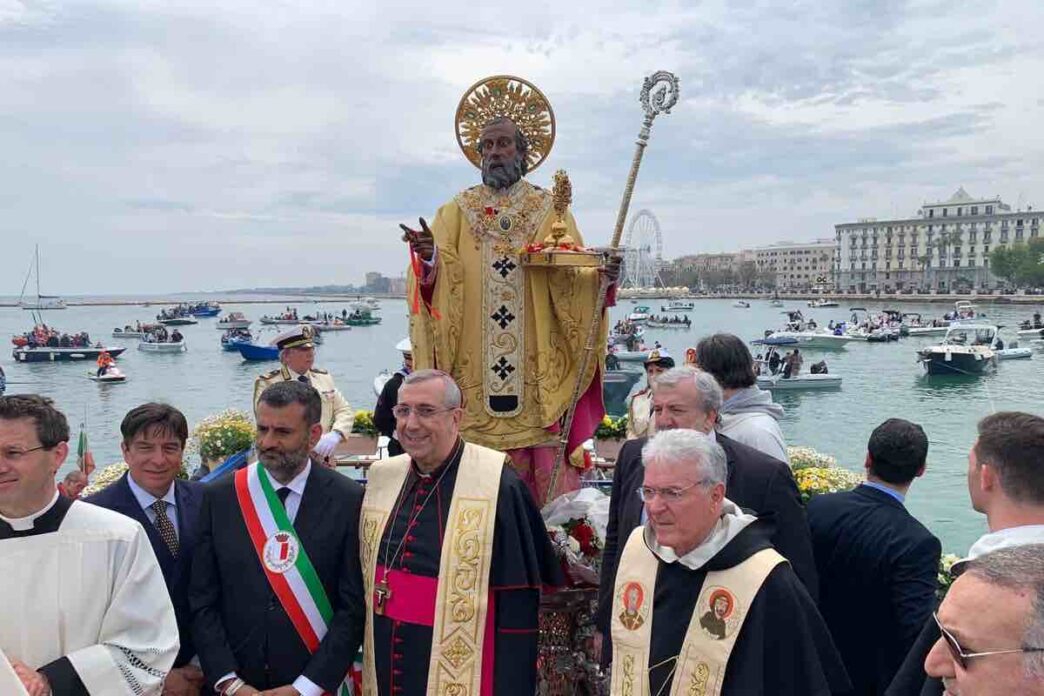 Il 9 maggio non ricorda la nascita del santo né la sua morte. Ricorda un viaggio rischioso compiuto quasi mille anni fa e l’arrivo di quelle reliquie che cambiarono per sempre il destino della città.