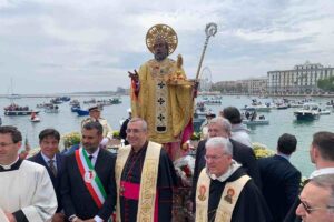 Il 9 maggio non ricorda la nascita del santo né la sua morte. Ricorda un viaggio rischioso compiuto quasi mille anni fa e l’arrivo di quelle reliquie che cambiarono per sempre il destino della città.