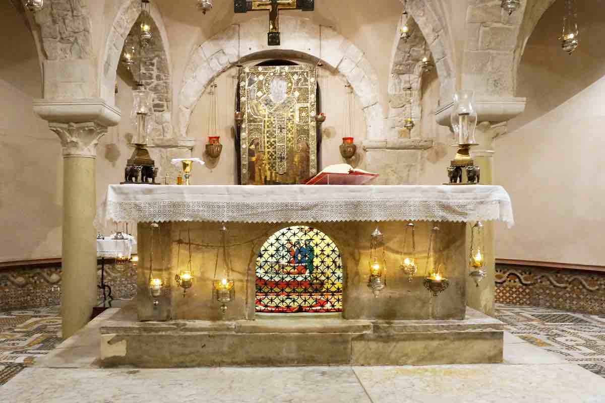 Secondo la tradizione, i buoi che trasportavano il carico si fermarono nel punto dove le reliquie vennero custodite inizialmente. Poco dopo si decise di costruire una nuova chiesa dedicata al santo