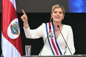 la nuova leader del Paese ha deciso di consacrare la sua carica alla Vergine de los Ángeles, la patrona nazionale