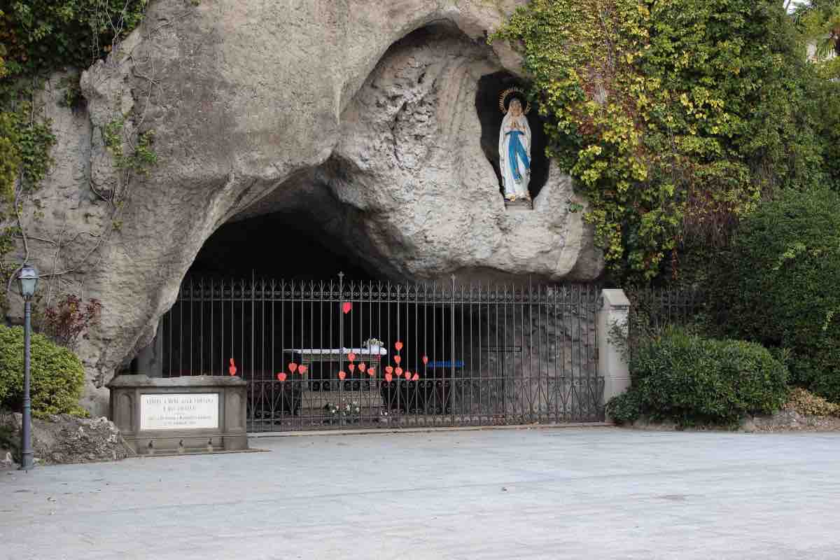 Le chiese, i pellegrinaggi, le strutture. Oggi Lourdes è una città dentro la città. Ventidue luoghi di culto, milioni di visitatori ogni anno. Eppure il centro resta sempre lo stesso: la grotta.