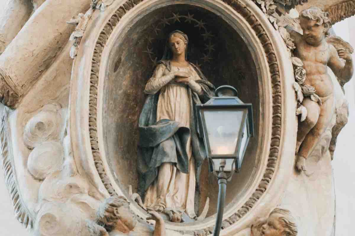 Dettaglio di una madonnella con immagine della Vergine Maria in una nicchia urbana di Roma
