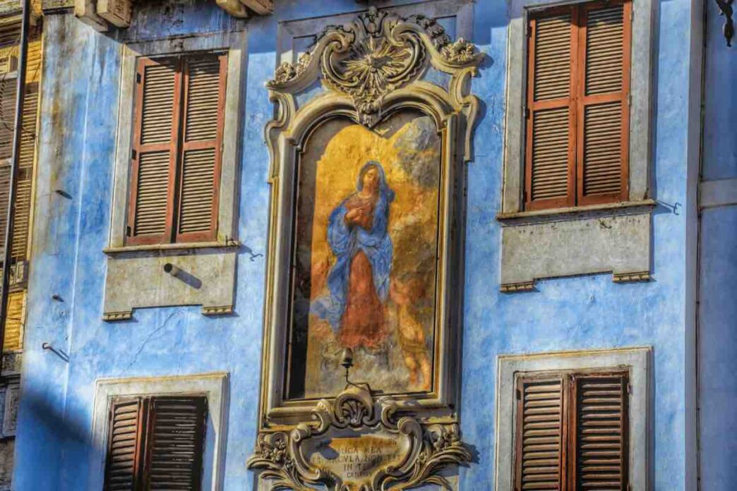 Edicola sacra mariana (madonnella) dipinta su un muro romano