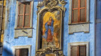 Edicola sacra mariana (madonnella) dipinta su un muro romano
