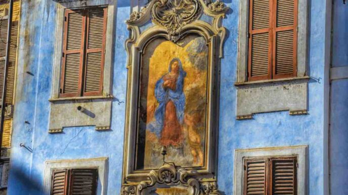 Edicola sacra mariana (madonnella) dipinta su un muro romano