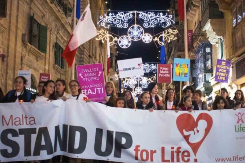 Manifestazione pro-life a Valletta con bandiere e cartelli contro l’aborto