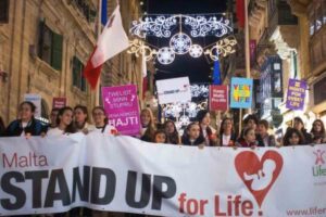 Manifestazione pro-life a Valletta con bandiere e cartelli contro l’aborto