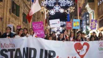 Manifestazione pro-life a Valletta con bandiere e cartelli contro l’aborto