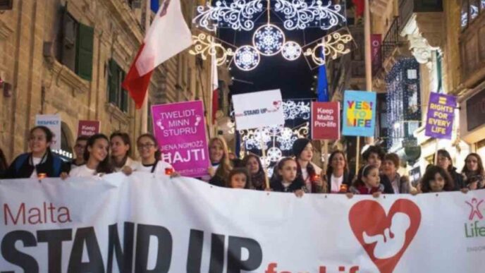 Manifestazione pro-life a Valletta con bandiere e cartelli contro l’aborto