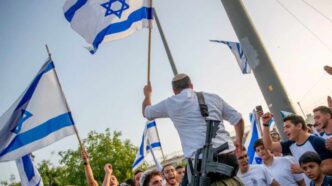 La città vecchia di Gerusalemme torna al centro delle tensioni religiose. Durante la Marcia delle Bandiere, un gesto di intolleranza contro un simbolo cristiano mostra come la convivenza tra comunità rimanga fragile e il clima sempre più ostile per i cristiani locali