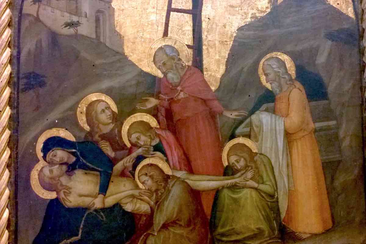 Non è lontana da chi soffre. È una madre che ha visto morire suo Figlio. Le parole del Vangelo parlano di una spada che le attraversa l’anima