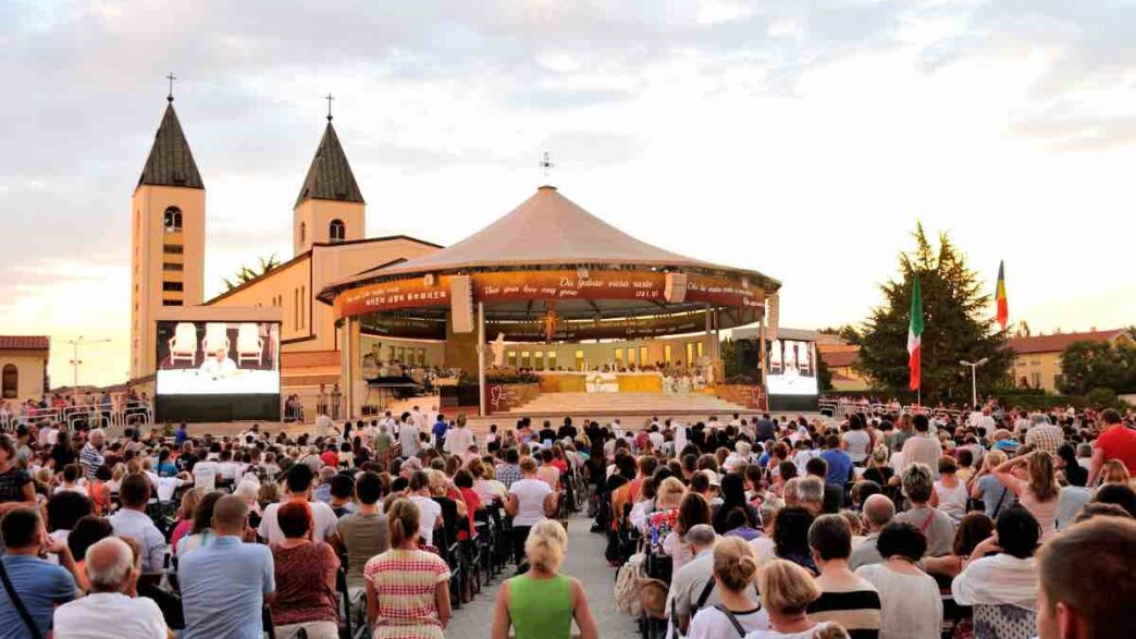Pellegrini riuniti davanti alla chiesa di San Giacomo durante la preghiera serale a Medjugorje